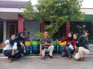 Mahasiswa KKN Universitas Muhammadiyah Jember Ajak Anak TK Belajar Memilah Plastik di Bank Sampah
