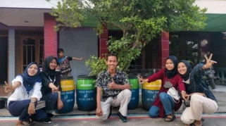 Mahasiswa KKN Universitas Muhammadiyah Jember Ajak Anak TK Belajar Memilah Plastik di Bank Sampah