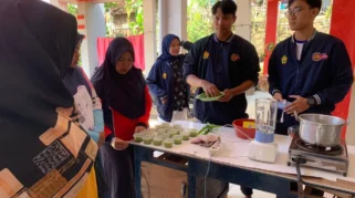 Mahasiswa KKN Universitas Muhammadiyah Jember Kenalkan Manfaat Daun Kelor sebagai Tanaman Herbal