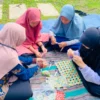 Mahasiswa KKN Unmuh Jember Dorong Warga Olah Sampah Plastik Jadi Hiasan Kreatif