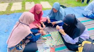 Mahasiswa KKN Unmuh Jember Dorong Warga Olah Sampah Plastik Jadi Hiasan Kreatif