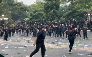 May Day Jateng: Aksi Damai di Depan Kantor Gubernur Berakhir Tertib hingga Petang
