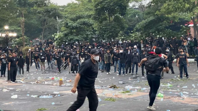 May Day Jateng: Aksi Damai di Depan Kantor Gubernur Berakhir Tertib hingga Petang