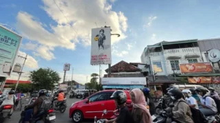 Megah di Jalanan Yogya: "Aku Cuma Mau Maen", Karya Stencil Terbesar Digie Sigit Mejeng di Baliho Yogya