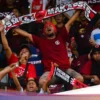 Mencekam! Suporter PSM Makassar Turun ke Lapangan dan Serang Pemain Persib Bandung