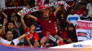 Mencekam! Suporter PSM Makassar Turun ke Lapangan dan Serang Pemain Persib Bandung