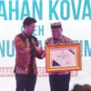 Mendikdasmen Berikan Dua Penghargaan untuk Banyuwangi atas Prestasi Pendidikan dan Validitas Data