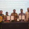 Menekraf Teuku Riefky Serahkan Sertifikat untuk Penguatan SDM Ekonomi Kreatif di Bidang Fotografi