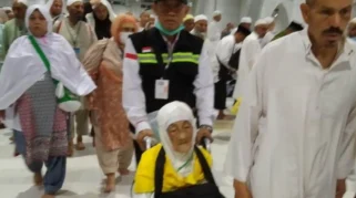 Menhaj Apresiasi Petugas Haji yang Membantu Lansia Beribadah di Makkah