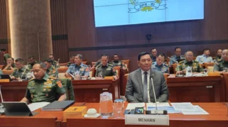 Menhan Sjafrie Sjamsoeddin Bahas Keamanan Global di Rapat Komisi I DPR RI
