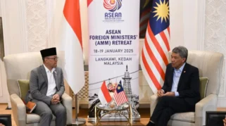 Menlu RI Tegaskan Diplomasi Berlapis Berhasil Pulangkan WNI Relawan GSF dari Tahanan Israel