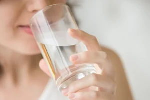 Menurunkan berat badan dengan minum air putih cukup: Mengapa dan Bagaimana