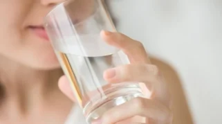 Menurunkan berat badan dengan minum air putih cukup: Mengapa dan Bagaimana