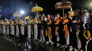 Menyaksikan Keajaiban Larung Pelita Purnama Sidhi di Sungai Progo: Foto Mengintip Momen Sakral di Borobudur
