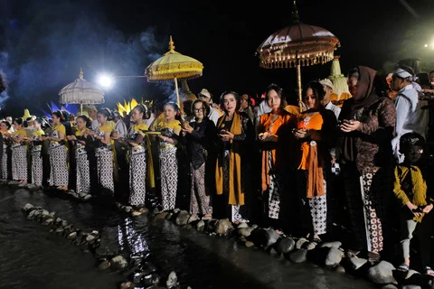 Menyaksikan Keajaiban Larung Pelita Purnama Sidhi di Sungai Progo: Foto Mengintip Momen Sakral di Borobudur