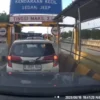 Mobil LCGC Terobos Parkiran Rest Area Seger Alam Puncak, Diduga Dikejar Debt Collector