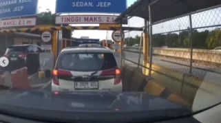 Mobil LCGC Terobos Parkiran Rest Area Seger Alam Puncak, Diduga Dikejar Debt Collector