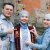 Momen Haru Irish Bella Hadiri Wisuda Putri Sambung dengan Kebaya Baby Blue