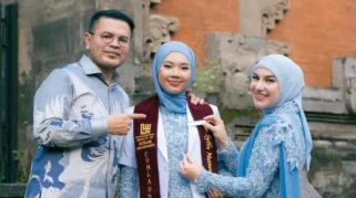 Momen Haru Irish Bella Hadiri Wisuda Putri Sambung dengan Kebaya Baby Blue