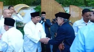 Momen Prabowo didampingi Didit sapa diaspora dan WNI di Paris usai salat Idul Adha