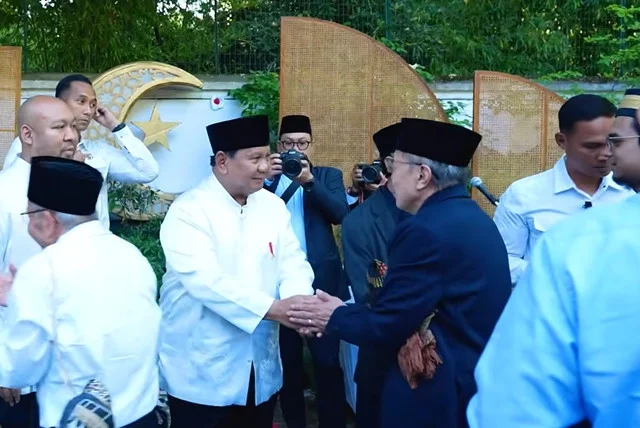 Momen Prabowo didampingi Didit sapa diaspora dan WNI di Paris usai salat Idul Adha