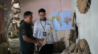 Nasabah PNM ULaMM Sulap Limbah Kayu Pantai Menjadi Kerajinan Bernilai Ekspor