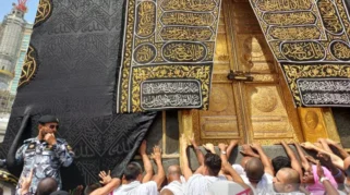 Nenek Jumaria Bersujud dan Teteskan Air Mata Saat Melihat Ka’bah dalam Perjalanan Haji