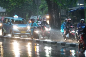 Pagi Cerah di Jawa Timur Berubah Hujan Siang, Warga Diminta Waspada