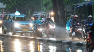 Pagi Cerah di Jawa Timur Berubah Hujan Siang, Warga Diminta Waspada