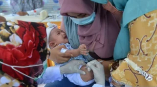 Pelukan Ibu dan Upaya Meningkatkan Imunisasi Anak di Banda Aceh
