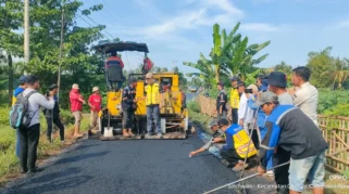 Pengaspalan Jalan di Desa Gayam Lor Dimulai Dukung Program Rantas Bondowoso