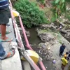 Pengendara Mengantuk Menabrak Jembatan Ngumpak, Sepeda Listrik Terjun ke Sungai di Jombang