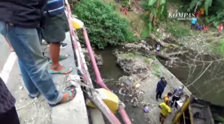 Pengendara Mengantuk Menabrak Jembatan Ngumpak, Sepeda Listrik Terjun ke Sungai di Jombang