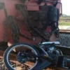 Pengendara Motor Meninggal Dunia Setelah Tertabrak Kereta Api Sangkuriang di Jember