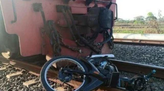Pengendara Motor Meninggal Dunia Setelah Tertabrak Kereta Api Sangkuriang di Jember