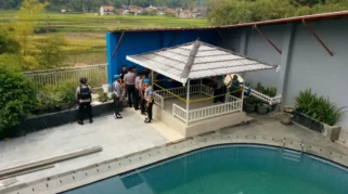 Penggeledahan Rumah Diduga Penjual Miras di Pangandaran Setelah Aduan Tokoh Masyarakat