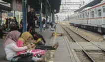 Penumpang Wanita Terjatuh ke Rel di Stasiun Manggarai, KAI Commuter Segera Evakuasi dan Rujuk ke RS PGI Cikini