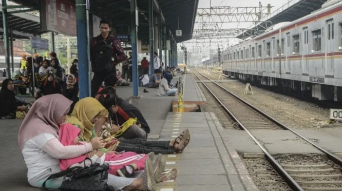 Penumpang Wanita Terjatuh ke Rel di Stasiun Manggarai, KAI Commuter Segera Evakuasi dan Rujuk ke RS PGI Cikini