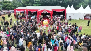 Perayaan Milangkala Tatar Sunda, Ribuan Warga Sambut Kirab Mahkota Binokasih di Bandung