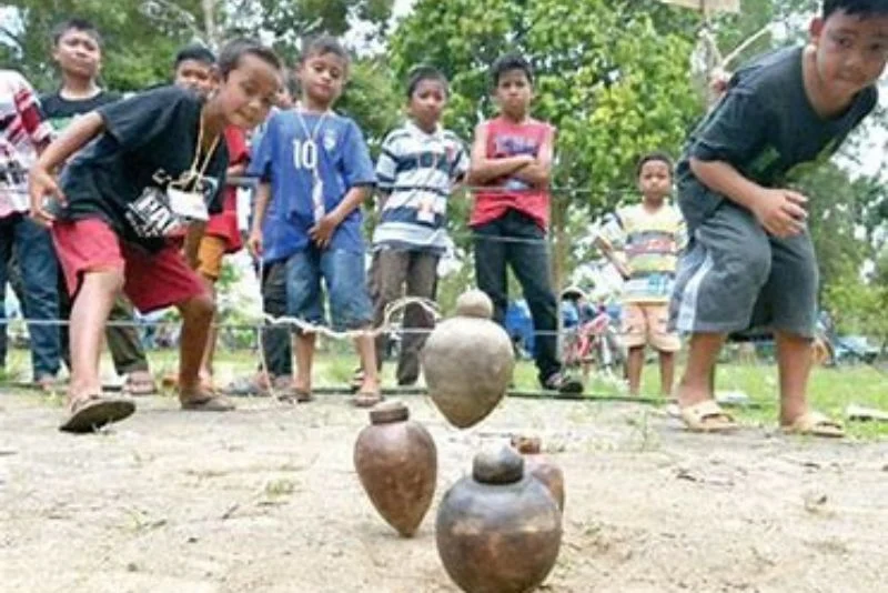 Perbandingan singkat antara game satu‑tangan dan game tradisional