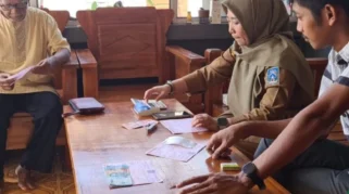 Permudah Pembayaran PBB, Petugas Kelurahan Antirogo Gunakan EDC dan Jemput Bola ke Warga