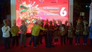 Peserta Semarang Night Carnival Tampil Hingga Selesai Meski Disiram Hujan Deras