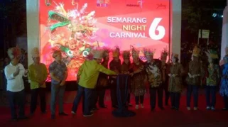Peserta Semarang Night Carnival Tampil Hingga Selesai Meski Disiram Hujan Deras