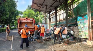 Petugas Monas Catat Lonjakan Volume Sampah Saat Libur dan Acara Besar