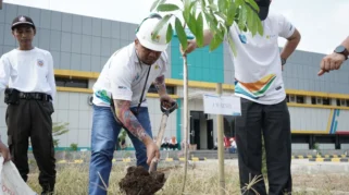 PLN UIT JBM Rayakan Hari Bumi dengan Penanaman Pohon di Gardu Induk Jatigedong