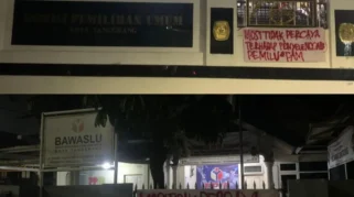 PMII Blitar Pasang Spanduk ‘Mosi Tidak Percaya’ di Kampus UNU
