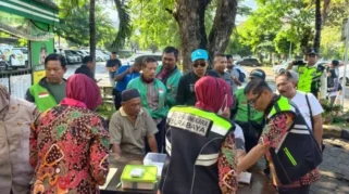 Polda Jatim Gelar Layanan Kesehatan Gratis dan Bagikan Sembako untuk Warga Nganjuk