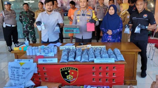 Polisi Bondowoso Musnahkan 25 Kg Bahan Peledak Petasan di Lokasi Aman
