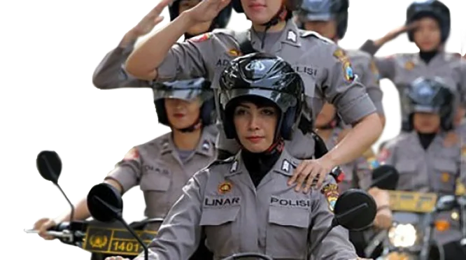 Polisi Patroli Dini Hari, Sapa Warga di Poskamling Sukodono