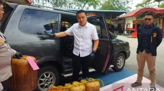 Polisi Situbondo Bongkar Penimbunan BBM Bersubsidi dengan Mobil Sedan Modifikasi